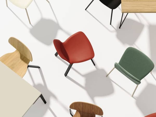 Een arendsblik op verschillende combinaties van SKÅLSTA stoelen en SKÅLSTA tafels die willekeurig op een oppervlak zijn geplaatst.