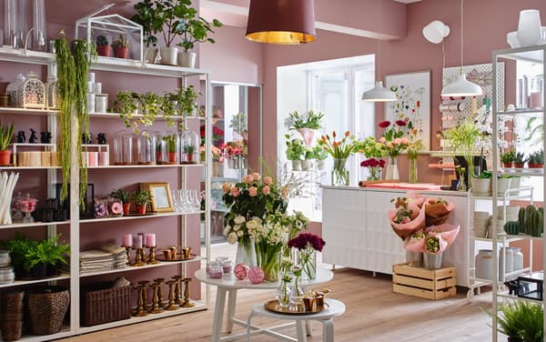 Een bloemenwinkel met allerlei bloemen en planten