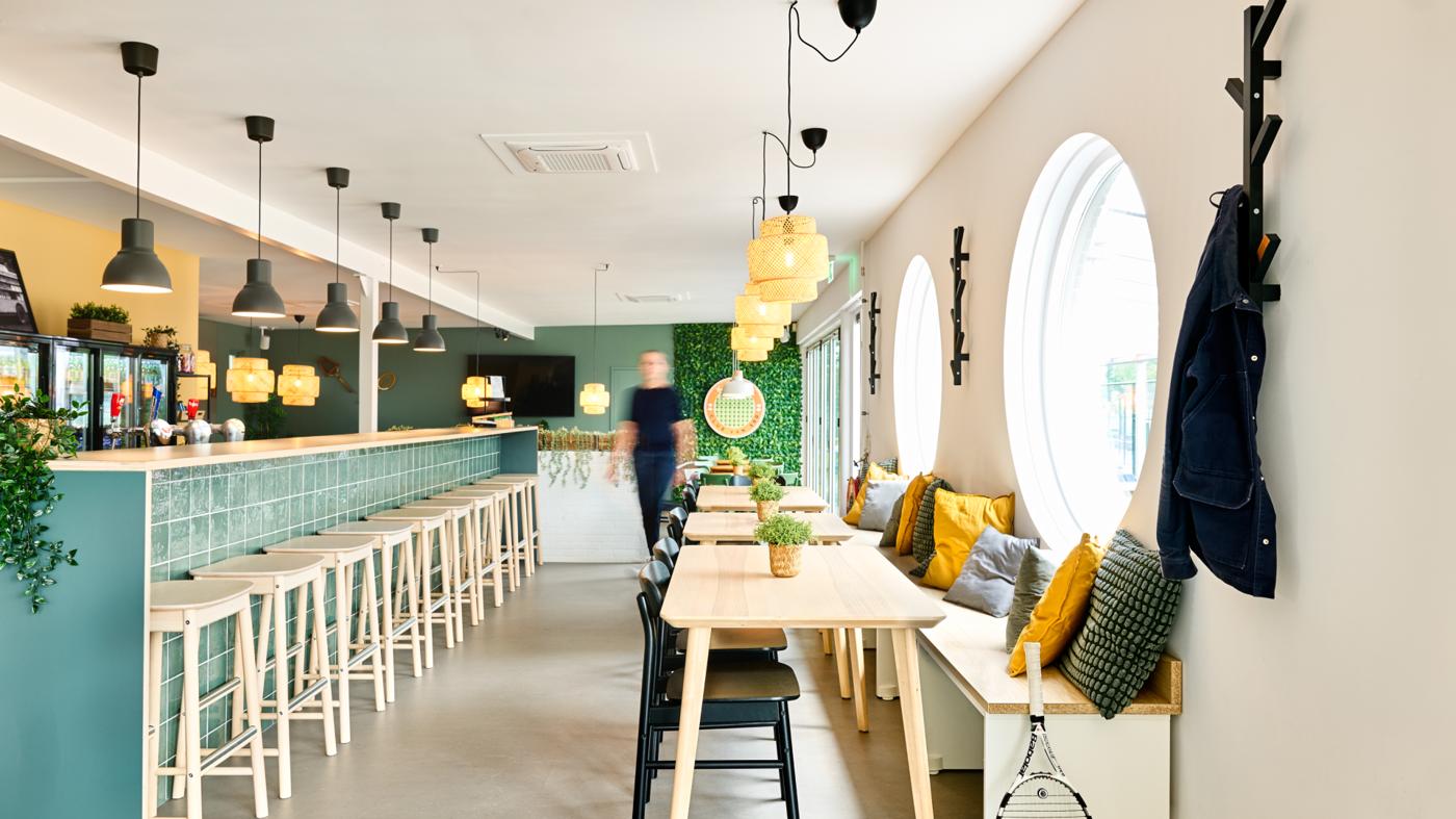 Een cafe met blauwe bar en IKEA inrichting