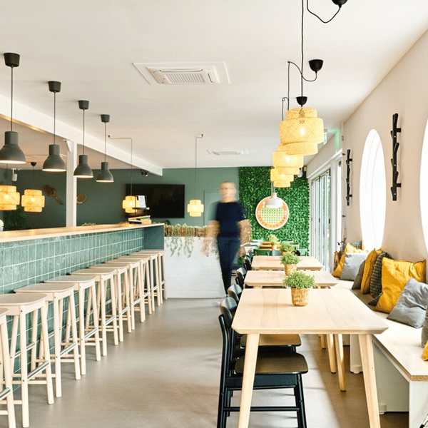 Een cafe met blauwe bar ingericht met IKEA meubels door IKEA for Business