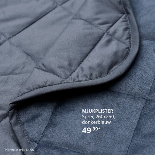 Een donkerblauwe MJUKPLISTER sprei.