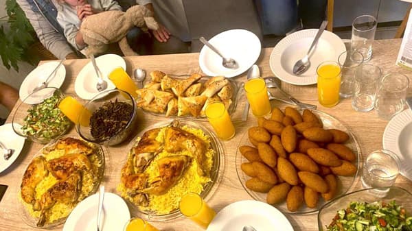 Een gedekte tafel met allerlei lekkernijen erop.