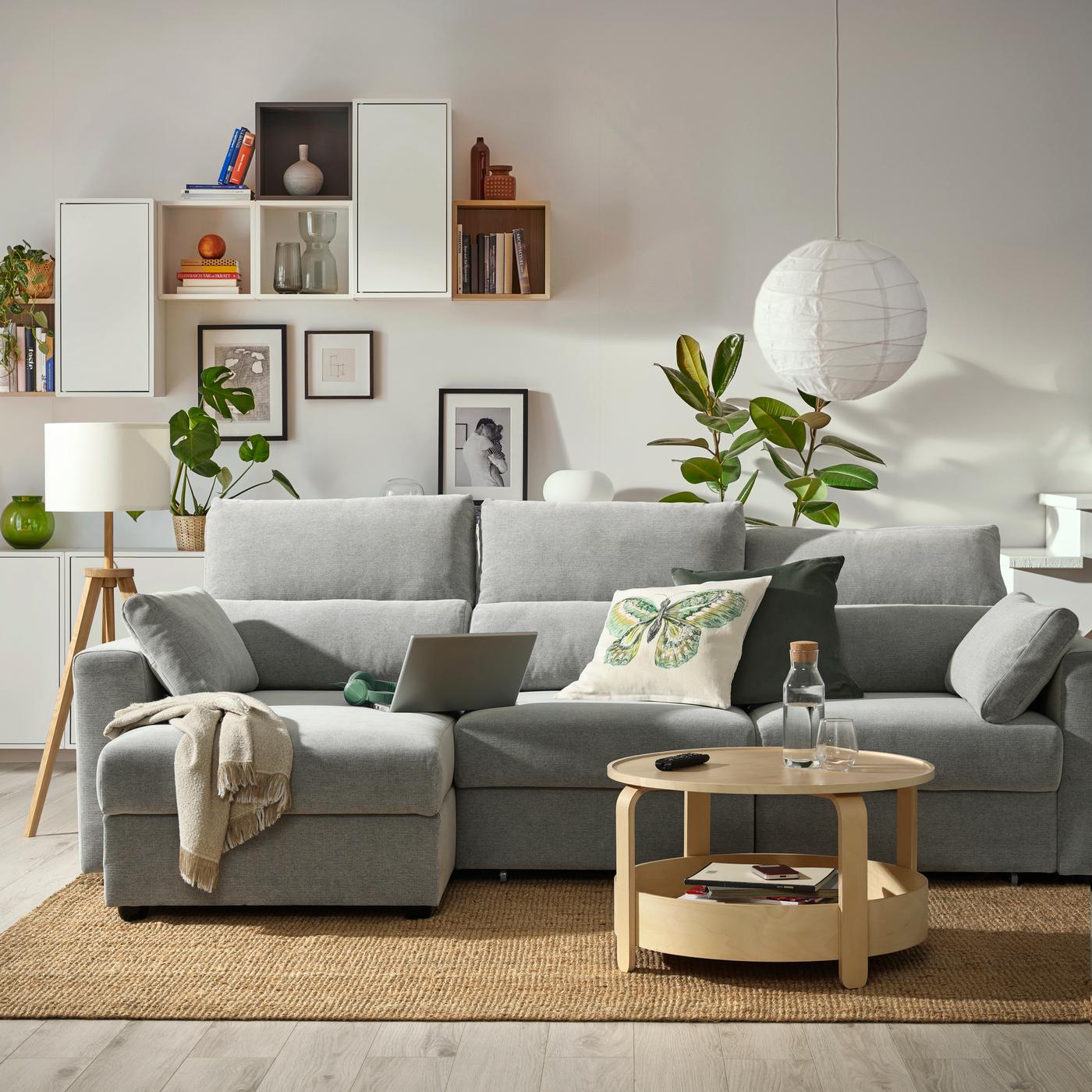 Een grijze zetel in een gezellige woonkamer