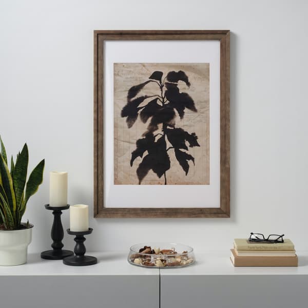 Een houten fotolijst aan de muur