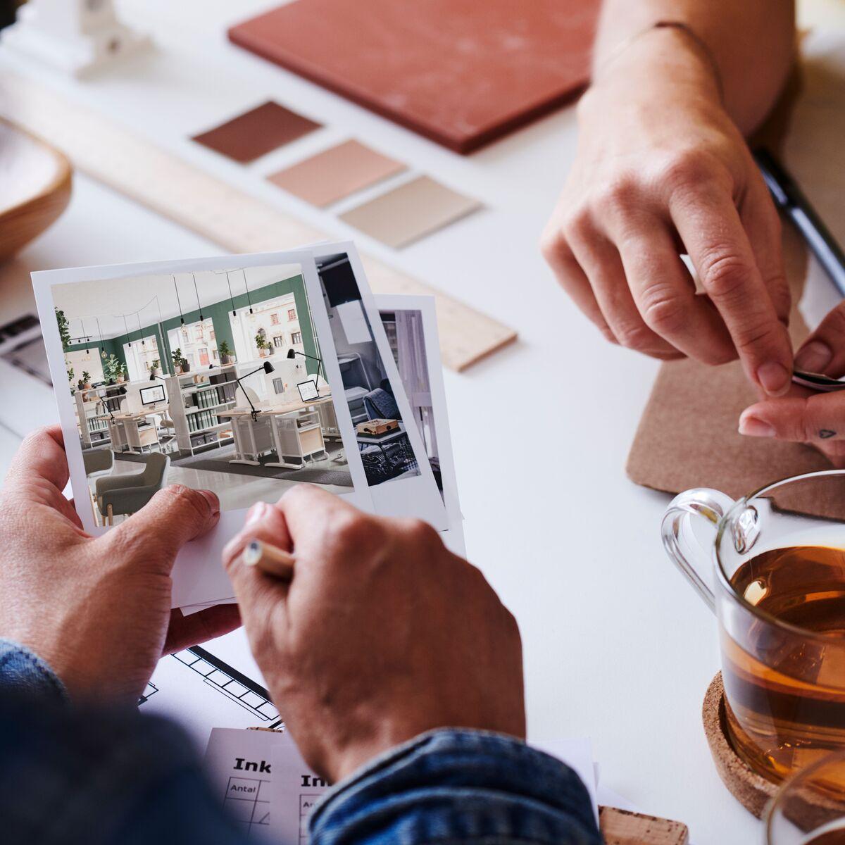 Een IKEA interieur design medewerker geeft een consultatie