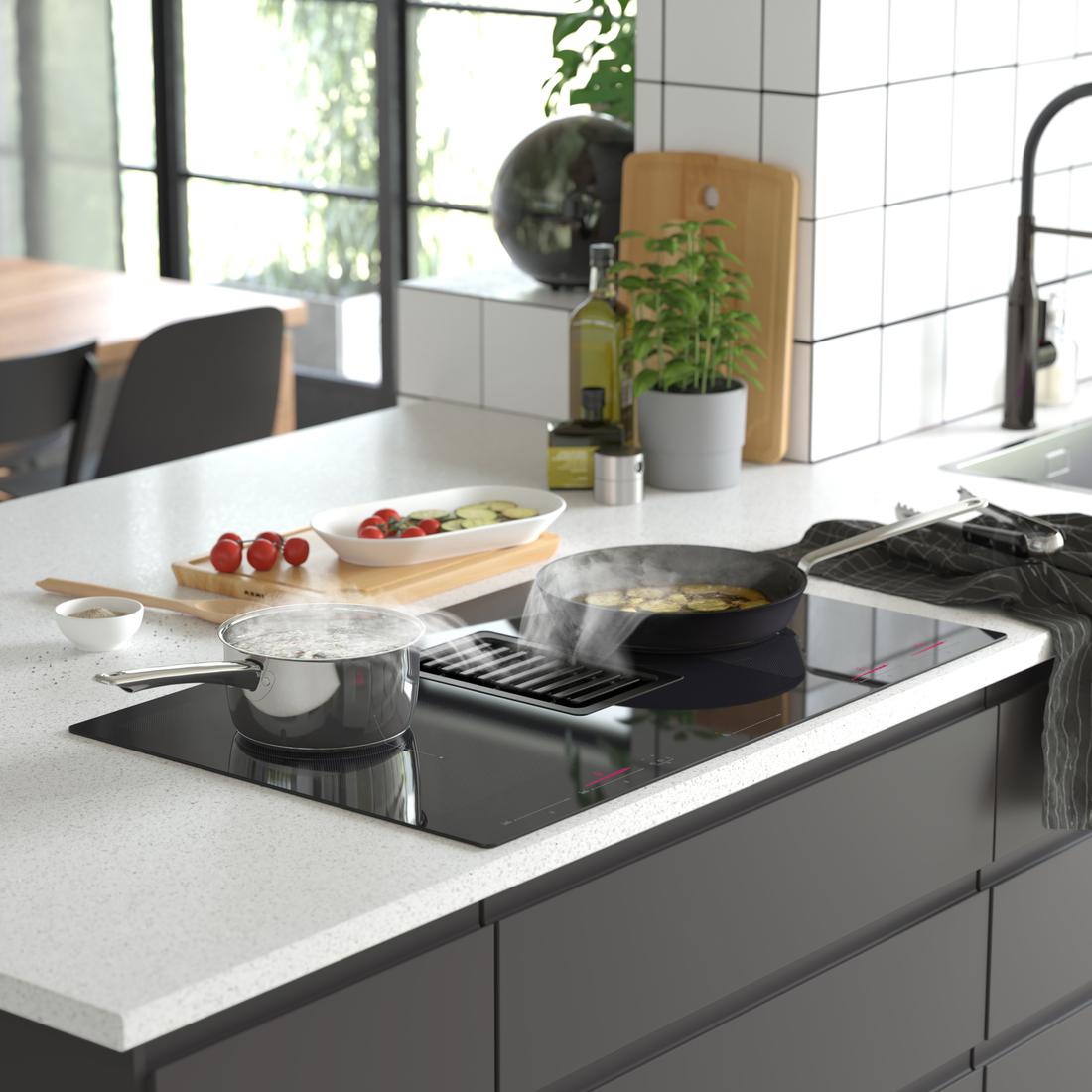 Een inductiekookplaat met een geïntegreerde afzuigkap. 