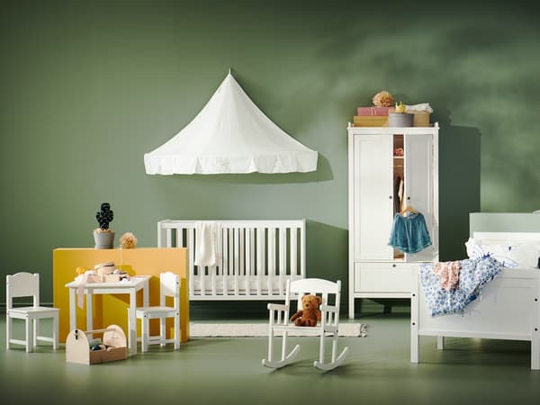Een ingerichte babykamer met verschillende SUNDVIK meubels