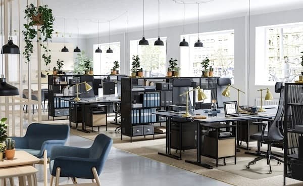 Een kantoorruimte met bureaus en fauteuils