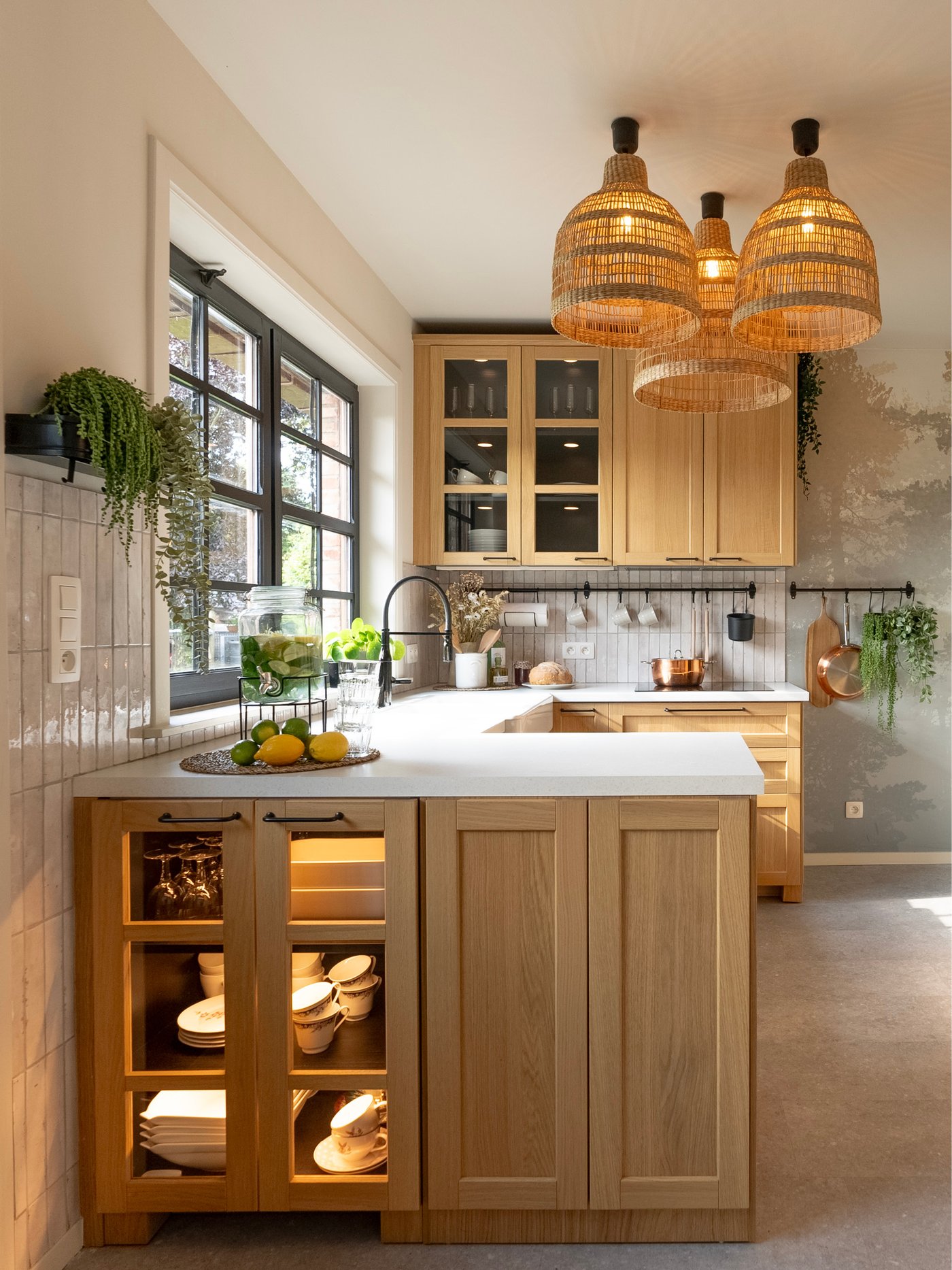 een keuken met eiken FORSBACKA deuren