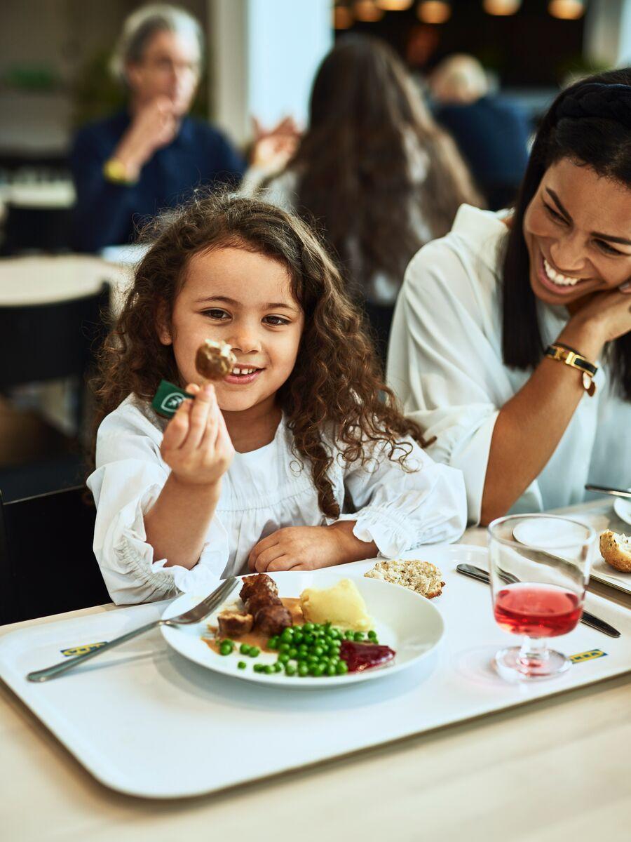 Een kind en zijn moeder in het IKEA restaurant