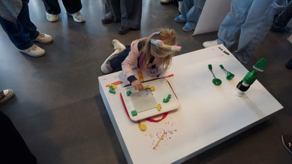 Een kind test één van de ontwerpen van de studenten