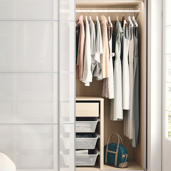 Een kledingkast gevuld met kleding