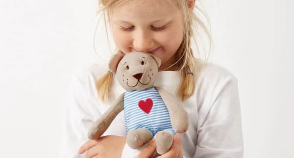 Een klein meisje met een knuffel