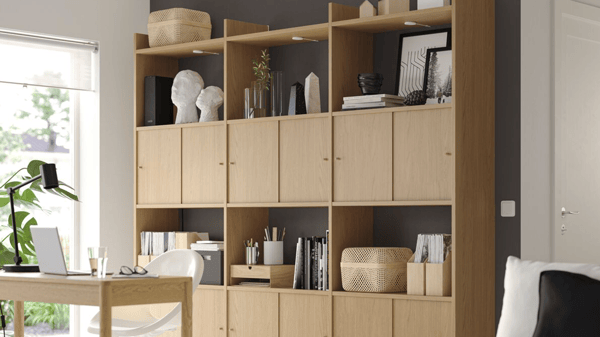 Een licht houten look LÅDMAKARE opbergsysteem met open en gesloten vlakken.