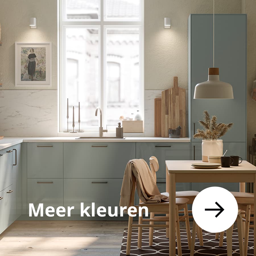 Een lichtblauwe keuken met een houten eettafel met een zwart-wit vloerkleed. Ontdek meer kleuren keukens van IKEA.