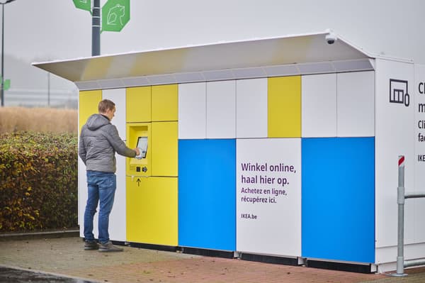 Een man gebruikt de IKEA lockers voor de afhaling van een pakket
