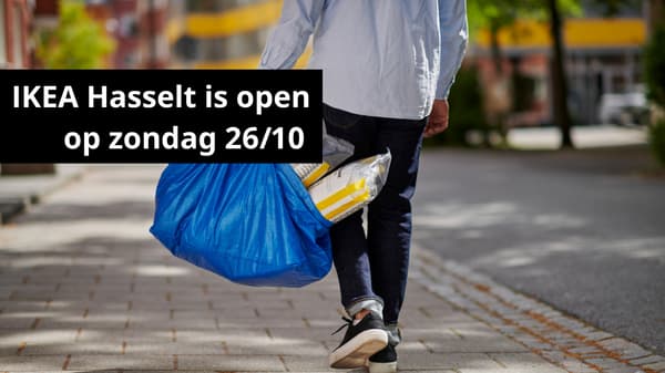 Een man loopt over straat met een IKEA FRAKTA tas in de hand.