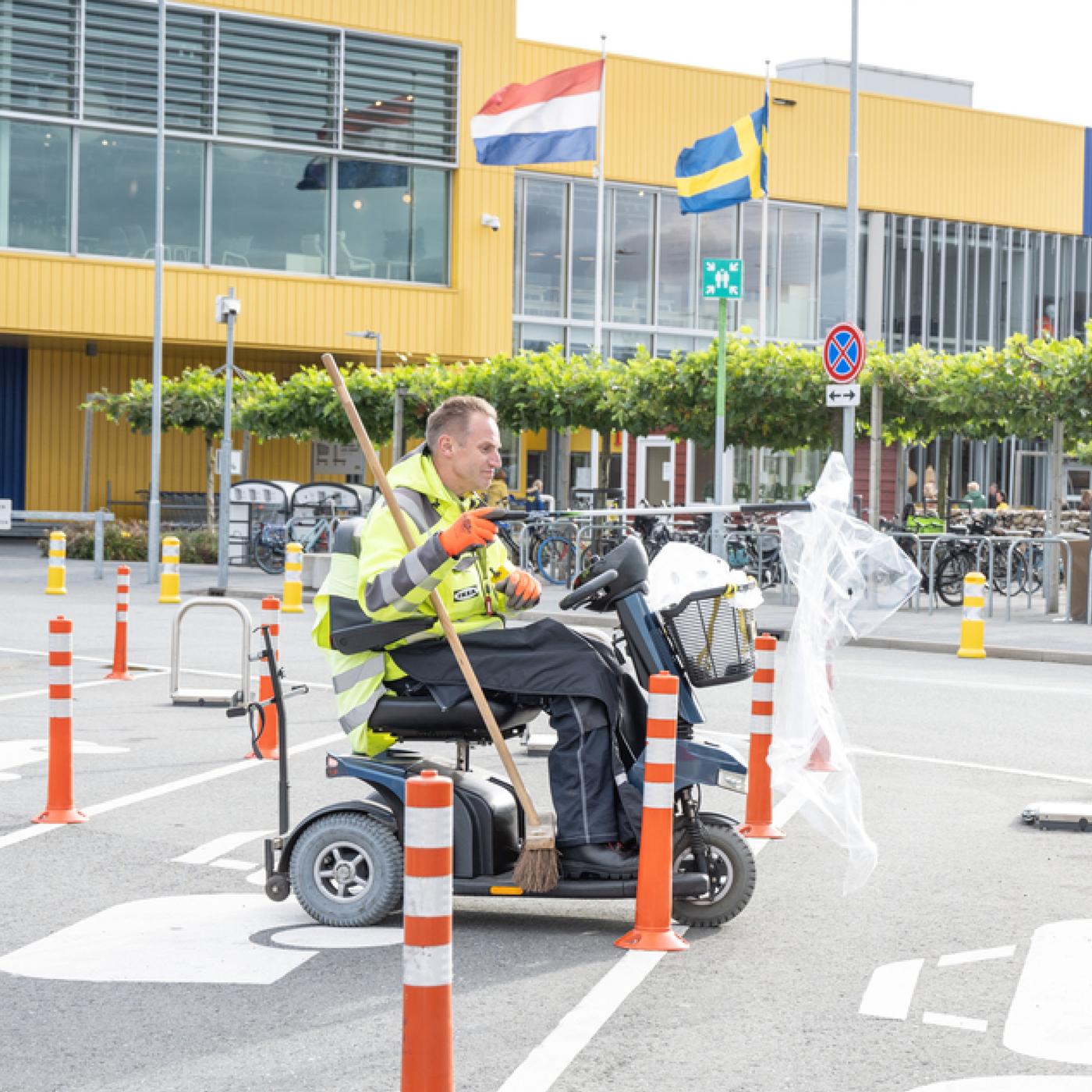 Een medewerker in scootmobiel