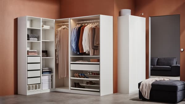 Een moderne, georganiseerde kledingkast met netjes gerangschikte kleding en accessoires in een kamer met bruine muren