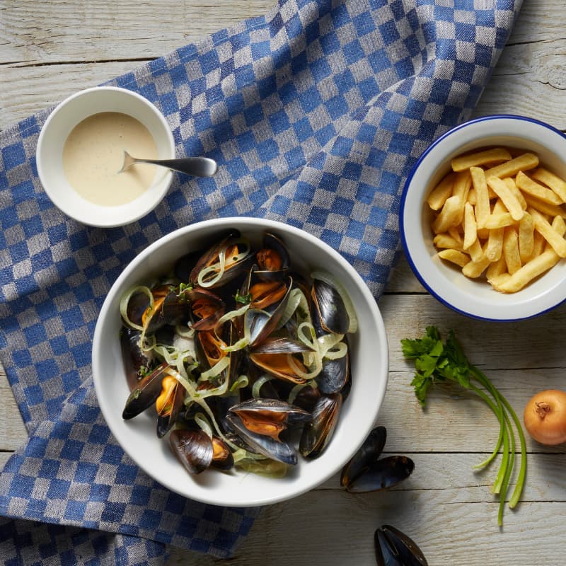Een mosselpot met frieten.