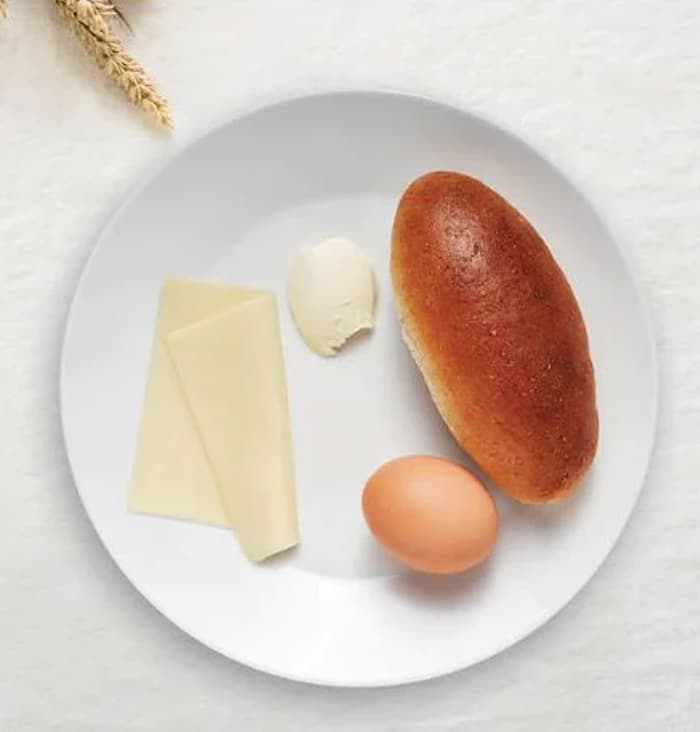 Een ontbijtje met ei, brood en een plakje kaas