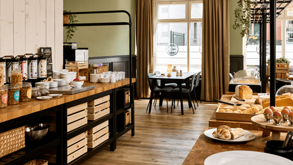 Een ontbijtzaal in een hotel met IKEA meubels