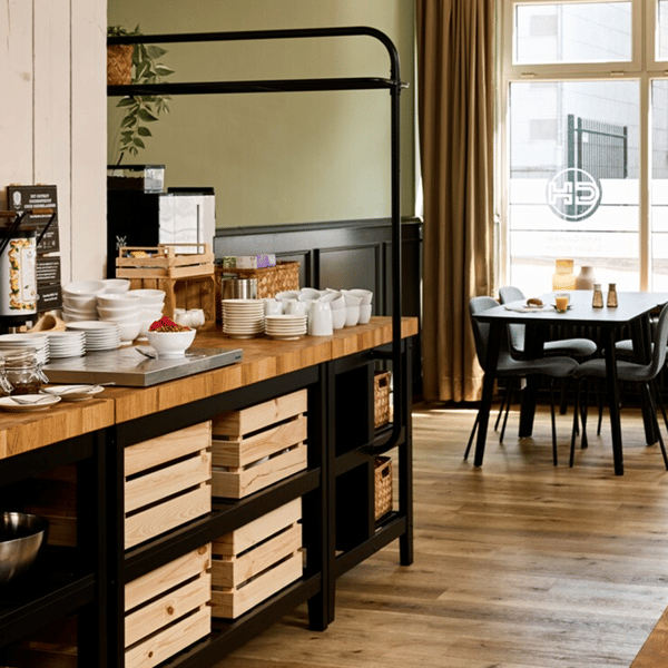 Een ontbijtzaal in een restaurant ingericht met IKEA meubels door IKEA for Business