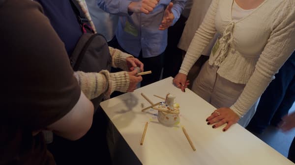Een ontwerp staat in de kijker met verschillende mensen hierrond