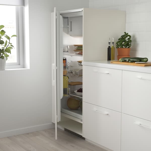 Een openstaande koelkast in een witte keuken