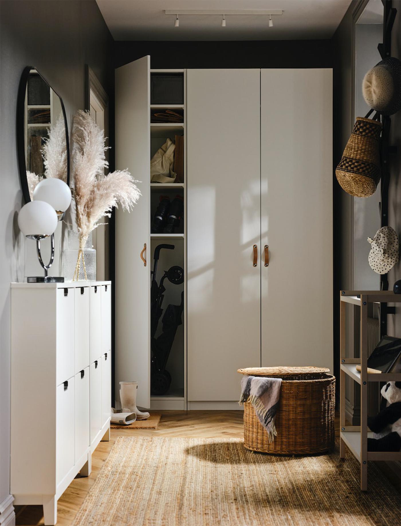 Een PAX kast in de hal die half open staat