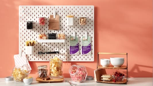 Een pegboard, ook wel ophangbord, aan de muur met allerlei handige dingen eraan geklikt voor in de keuken.