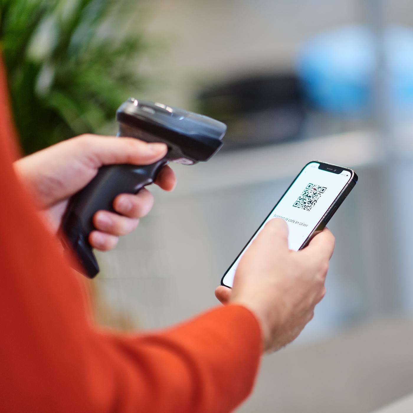 Een persoon scant een QR-code op een telefoon