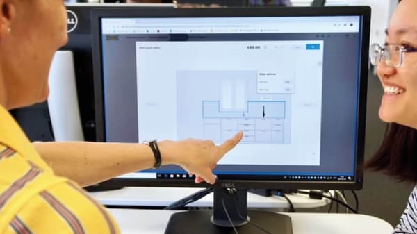 Een persoon wijst naar een plattegrond op een computerscherm.