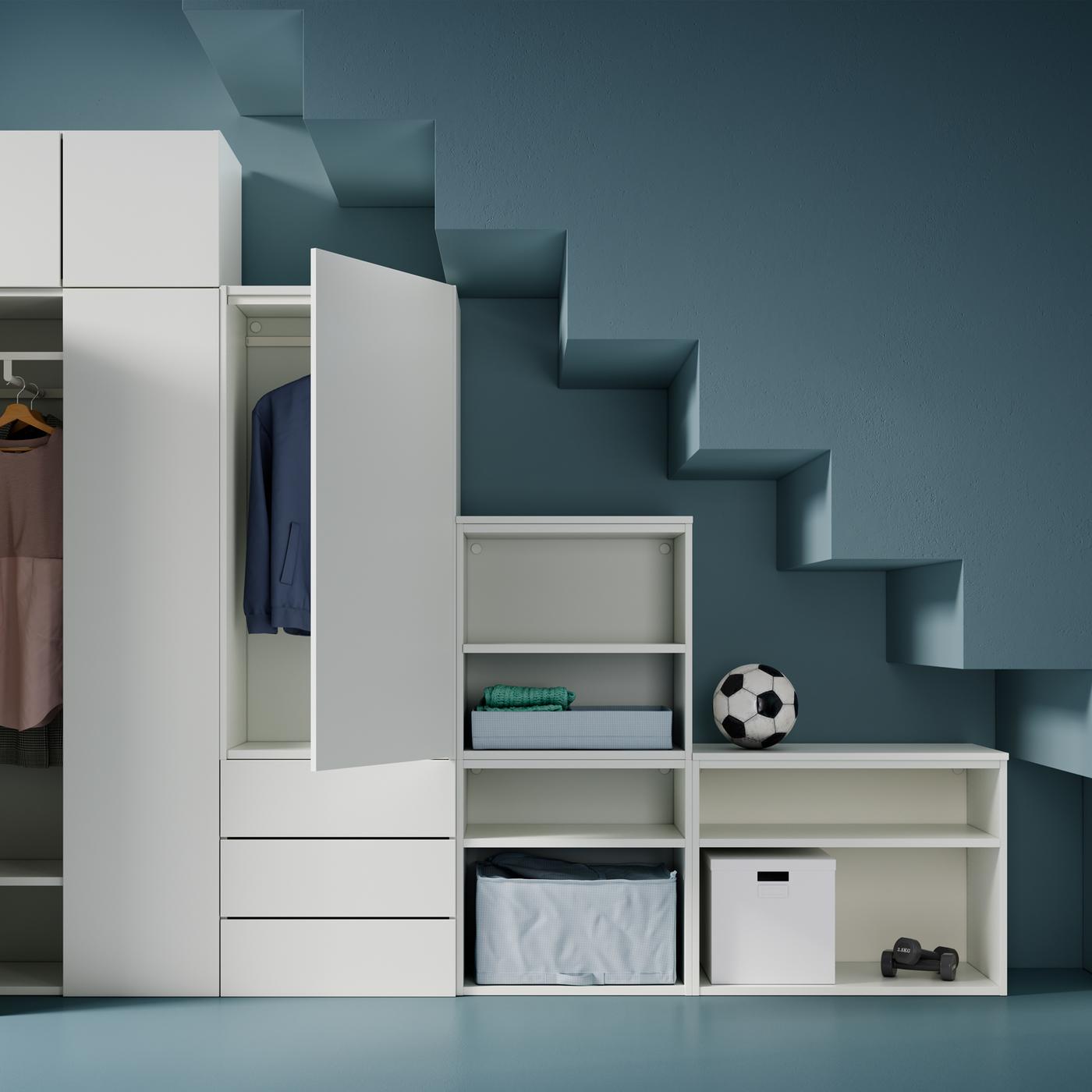 Een PLATSA kledingkast met elementen van verschillende hoogtes voor kleding, een opbergkast, dozen, gewichten en een voetbal.