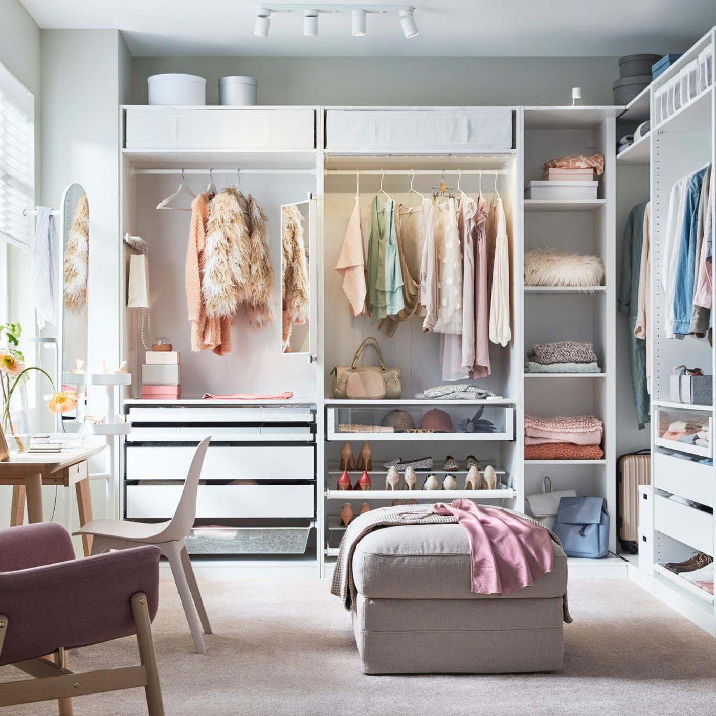 Een prachtige ruime open inloopkast of dressing.