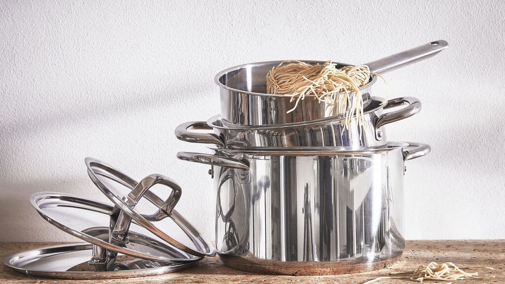 Een roestvrijstalen IKEA 365+ 9-delige pannenset