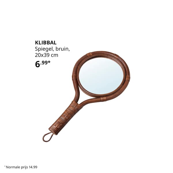 Een rotan handspiegel met handvat.