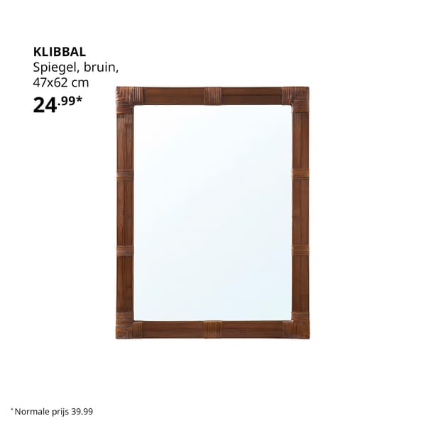 Een rotan spiegel in rechthoekige vorm.