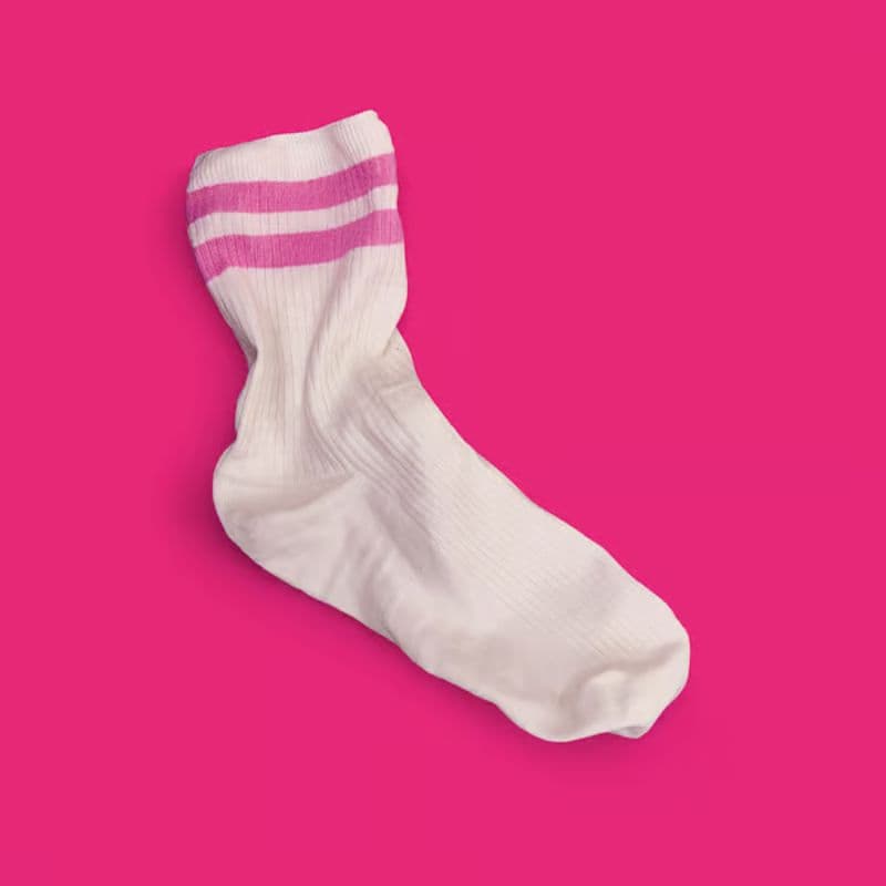 Een sok op een roze achtergrond.