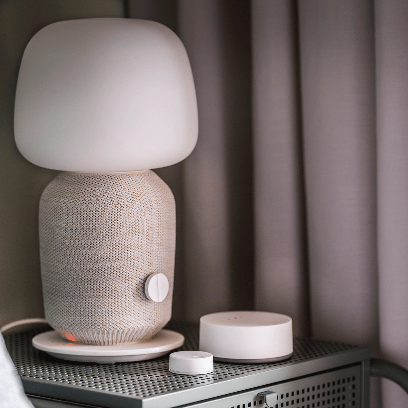 Een SYMFONISK tafellamp op een nachtkastje