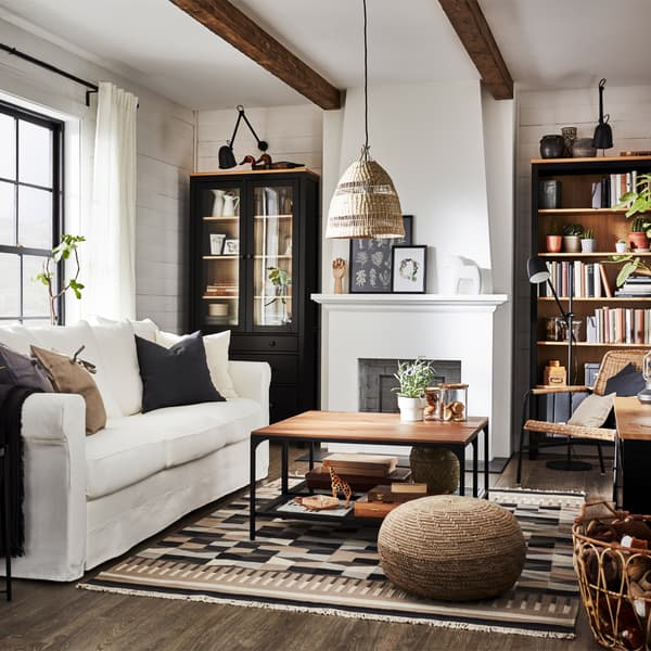 Een traditionele woonkamer met een boekenkast en een TV-kast, een witte GRONLID bank | IKEA 