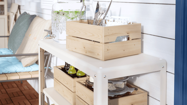 Een VARDAGEN koksmes ligt op een houten snijplank met daaromheen allerlei lekker eten