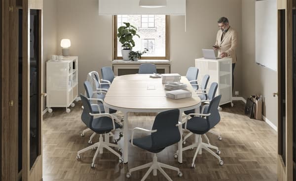Een vergadertafel met stoelen