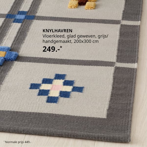 Een vloerkleed met print in grijs, blauw, geel.