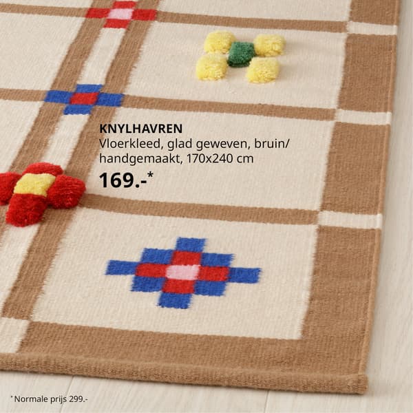 Een vloerkleed met print in rood, geel, blauw.