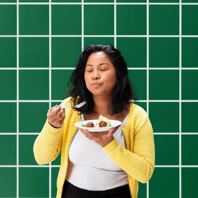 Een vrouw die eet.