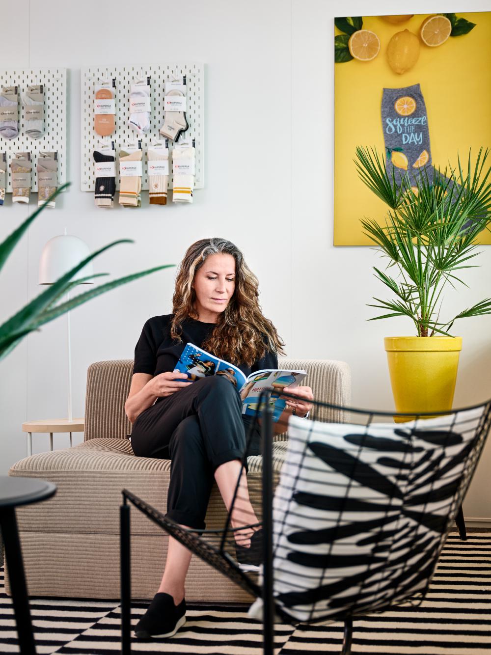 Een vrouw die op de bank zit te lezen