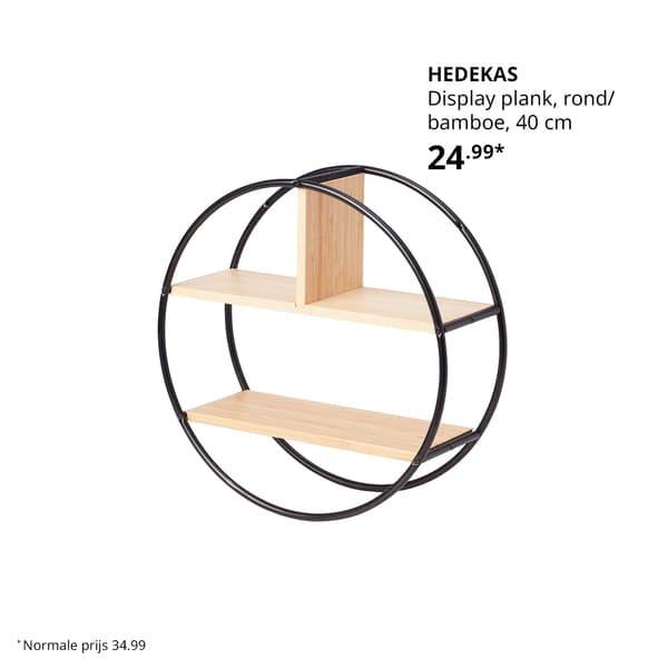 Een wandkast met ronde metalen vorm en houten planken.