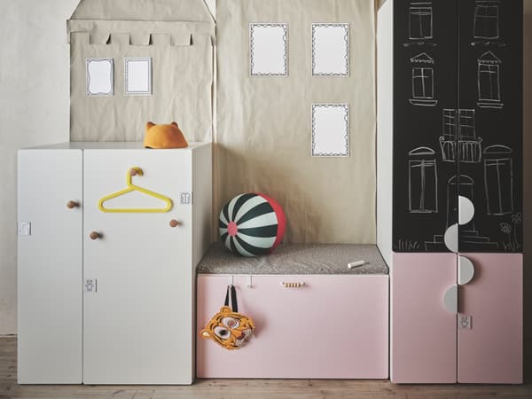 een witte en twee roze SMASTAD kledingkasten