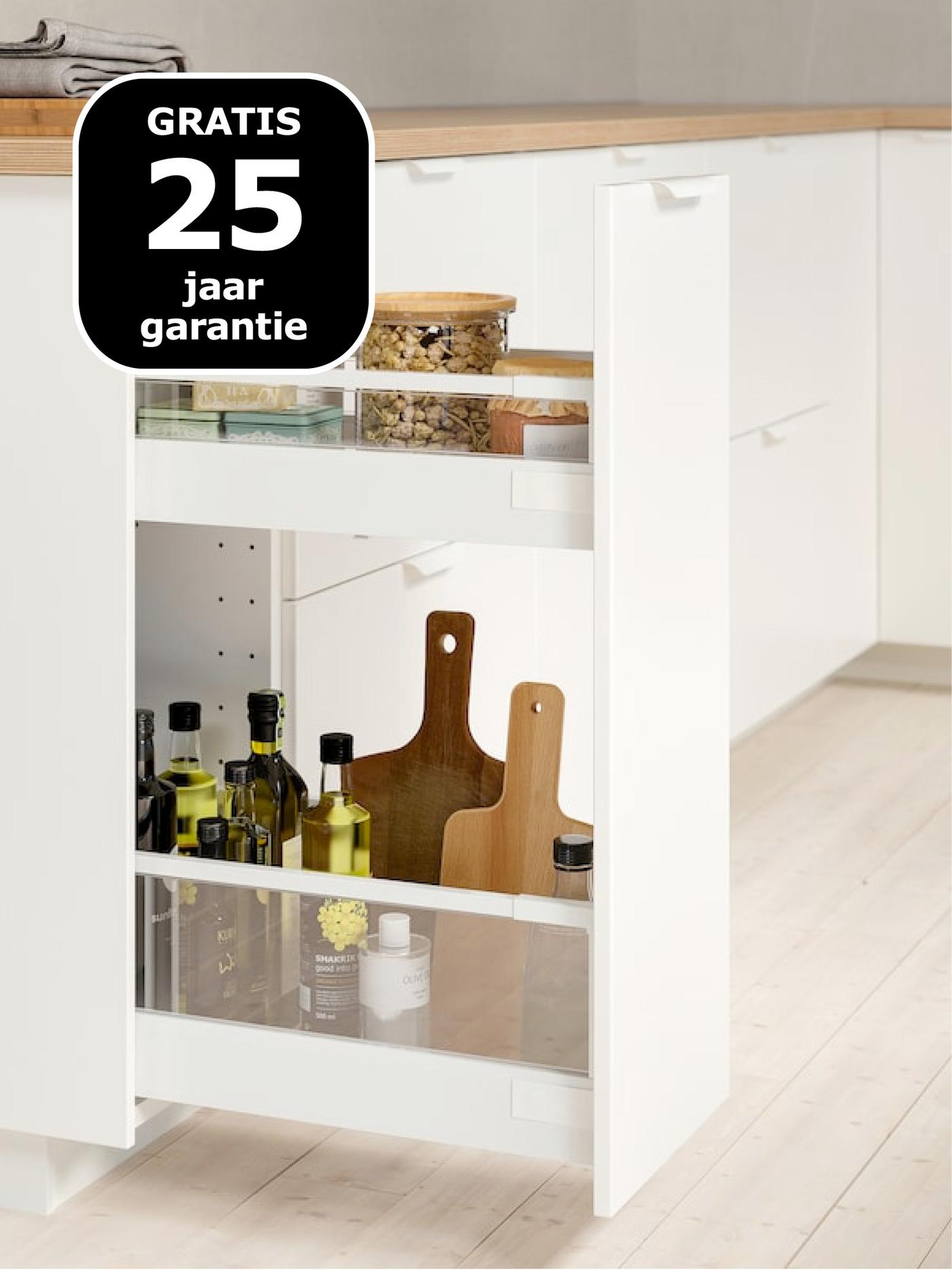 Een witte lade is helemaal uitgetrokken en toont opgeslagen voeding, zoals oliën en kruiden.